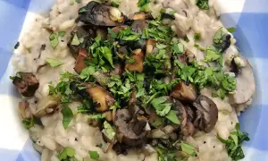Delicioso risotto de setas cremoso, coronado con champiñones salteados y perejil fresco picado.