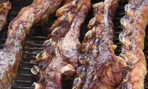 Costillas de churrasco al horno, doradas y jugosas, listas para disfrutar.