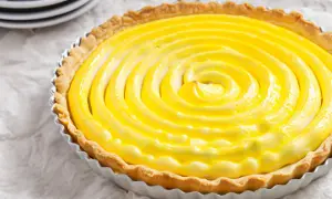 Tarta de limón con merengue, con una espiral dorada y cremosa que invita a probarla.