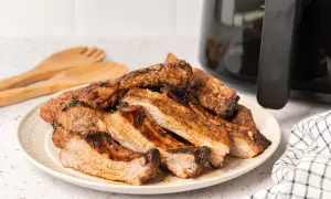 Costillas jugosas y doradas, recién salidas de la freidora de aire. ¡Un festín listo para disfrutar!