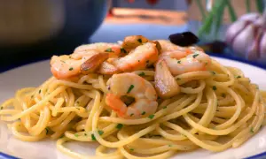Espaguetis con gambas, ajo y perejil, un plato delicioso y fácil de preparar.