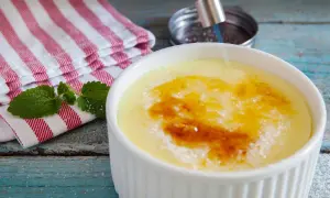 Crema catalana recién hecha con Thermomix, dorando el azúcar con un soplete. ¡Perfecta!