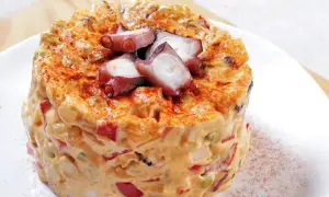 Ensaladilla de pulpo cremosa, con trozos de pulpo tierno y pimentón espolvoreado.