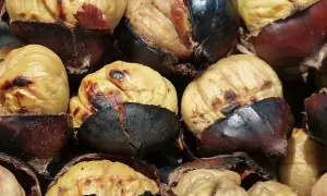 Castañas asadas en freidora de aire, con la piel oscura y la carne dorada y tierna. ¡Un bocado delicioso!