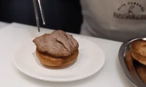 Un delicioso pepito de ternera, jugoso y tierno, listo para ser servido sobre un panecillo.