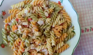 Deliciosa ensalada de pasta tricolor con atún, aceitunas y pimientos. Un plato fresco y perfecto para cualquier ocasión.