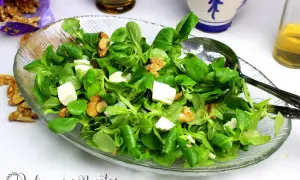 Deliciosa ensalada de canonigos con queso fresco y nueces, lista para servir.