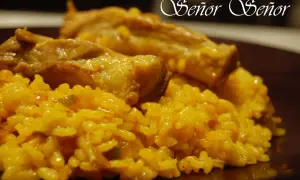 Arroz amarillo con costillas de cerdo jugosas, un plato reconfortante.