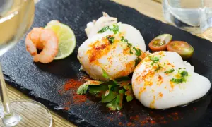 Deliciosa sepia en freidora de aire, servida con gambas, lima y tomates cherry.