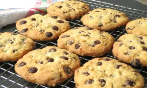 Galletas de chocolate recién horneadas, perfectas para tu próxima receta de galletas chocolate.