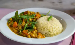 Delicioso plato de cous cous con garbanzos, zanahoria y espinacas. Una receta fácil y sabrosa.