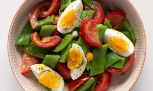 Ensalada de tomate, judías verdes y huevos duros, un plato fresco y nutritivo.
