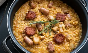 Arroz a la zamorana en paellera, con chorizo, costillas y hierbas aromáticas.