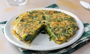 Tortilla de espinacas, un plato casero y saludable. La tortilla de espinacas se ve jugosa y bien cuajada, lista para disfrutar.