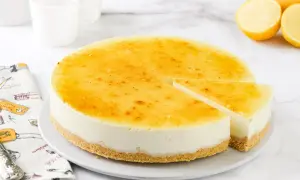Deliciosa tarta de limón sin horno, con una base crujiente y un relleno cremoso cubierto de caramelo dorado.