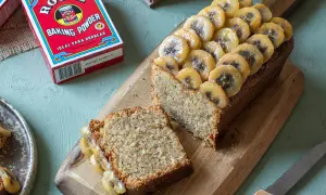 Delicioso pastel de plátano casero, cubierto con rodajas de plátano caramelizado. ¡Perfecto para la merienda!