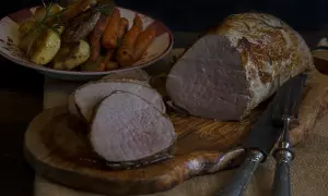 Jugoso redondo de ternera asado, servido con patatas y zanahorias. Un festín para los sentidos.