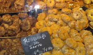 Rosquillas de San Isidro, dulces tradicionales con glaseado amarillo y marrón, listos para disfrutar.