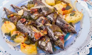 Caballa al horno con patatas, pimientos y ajo. Un plato casero lleno de sabor y aroma.