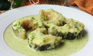 Rodajas de congrio en salsa verde, un plato tradicional lleno de sabor y frescura.