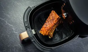 Solomillo de cerdo crujiente en freidora de aire, listo para disfrutar.