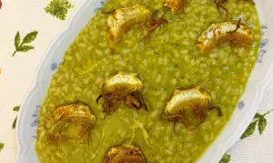 Arroz cremoso con alcachofas fritas, un plato delicioso y lleno de sabor.