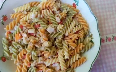 Deliciosa ensalada de pasta tricolor con atún, aceitunas y pimientos. Un plato fresco y perfecto para cualquier ocasión.
