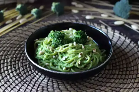 Deliciosa pasta con brócoli cremoso y trocitos de frutos secos, decorada con floretes de brócoli fresco.