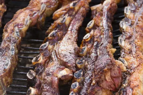 Costillas de churrasco al horno, doradas y jugosas, listas para disfrutar.