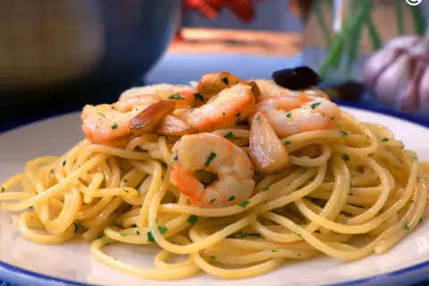 Espaguetis con gambas, ajo y perejil, un plato delicioso y fácil de preparar.
