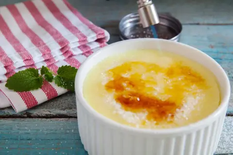 Crema catalana recién hecha con Thermomix, dorando el azúcar con un soplete. ¡Perfecta!