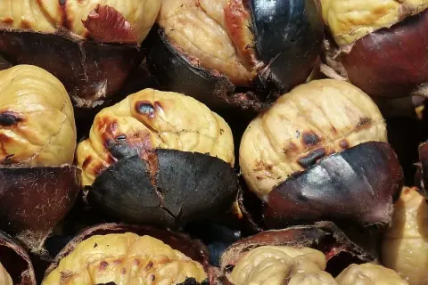 Castañas asadas en freidora de aire, con la piel oscura y la carne dorada y tierna. ¡Un bocado delicioso!