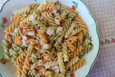 Deliciosa ensalada de pasta tricolor con atún, aceitunas y pimientos. Un plato fresco y perfecto para cualquier ocasión.