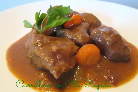 Carrilleras de cerdo en olla express, tiernas y jugosas, con zanahoria y perejil. ¡Un clásico de Arguiñano!
