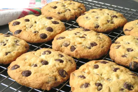 Galletas de chocolate recién horneadas, perfectas para tu próxima receta de galletas chocolate.