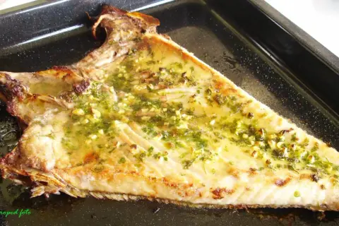Deliciosa ventresca al horno, dorada y jugosa, con un aderezo de ajo y perejil.