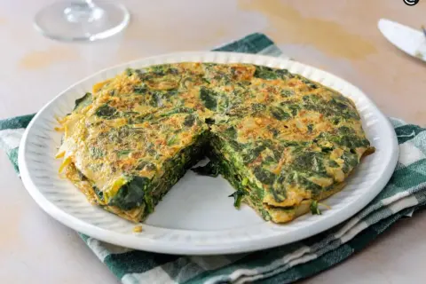 Tortilla de espinacas, un plato casero y saludable. La tortilla de espinacas se ve jugosa y bien cuajada, lista para disfrutar.