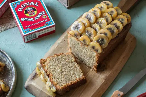 Delicioso pastel de plátano casero, cubierto con rodajas de plátano caramelizado. ¡Perfecto para la merienda!