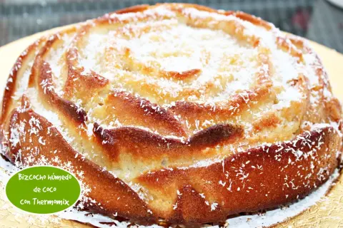Bizcocho húmedo de coco, con una textura esponjosa y un delicioso aroma tropical, espolvoreado con coco rallado.