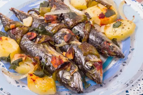Caballa al horno con patatas, pimientos y ajo. Un plato casero lleno de sabor y aroma.