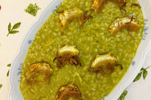 Arroz cremoso con alcachofas fritas, un plato delicioso y lleno de sabor.
