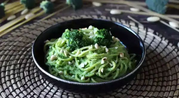 Deliciosa pasta con brócoli cremoso y trocitos de frutos secos, decorada con floretes de brócoli fresco.