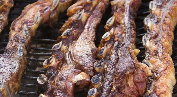 Costillas de churrasco al horno, doradas y jugosas, listas para disfrutar.
