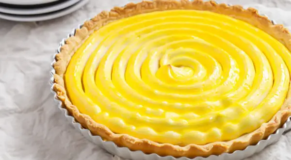 Tarta de limón con merengue, con una espiral dorada y cremosa que invita a probarla.