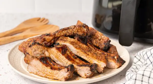 Costillas jugosas y doradas, recién salidas de la freidora de aire. ¡Un festín listo para disfrutar!