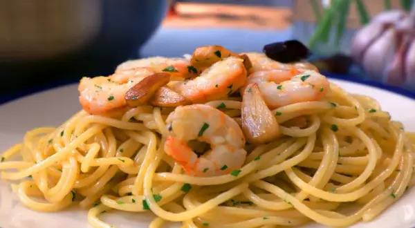 Espaguetis con gambas, ajo y perejil, un plato delicioso y fácil de preparar.