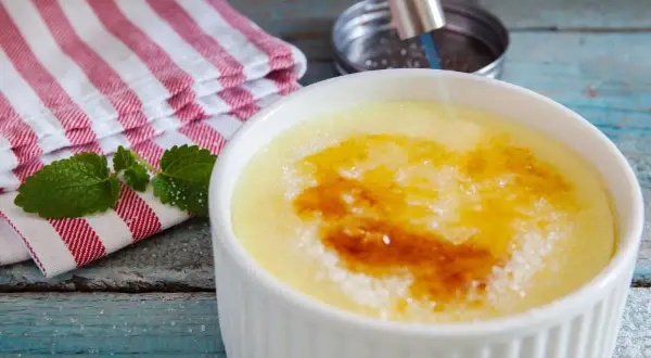 Crema catalana recién hecha con Thermomix, dorando el azúcar con un soplete. ¡Perfecta!