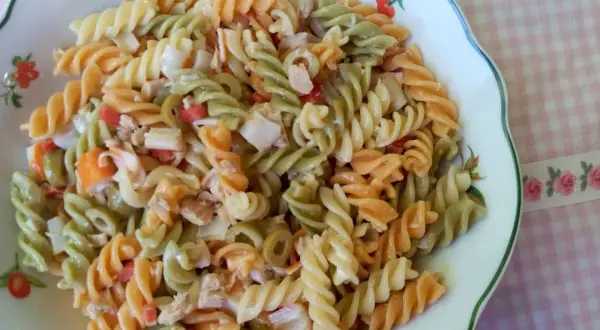 Deliciosa ensalada de pasta tricolor con atún, aceitunas y pimientos. Un plato fresco y perfecto para cualquier ocasión.