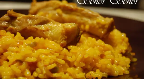 Arroz amarillo con costillas de cerdo jugosas, un plato reconfortante.