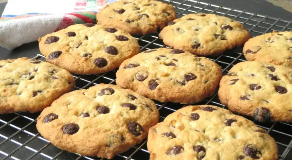 Galletas de chocolate recién horneadas, perfectas para tu próxima receta de galletas chocolate.